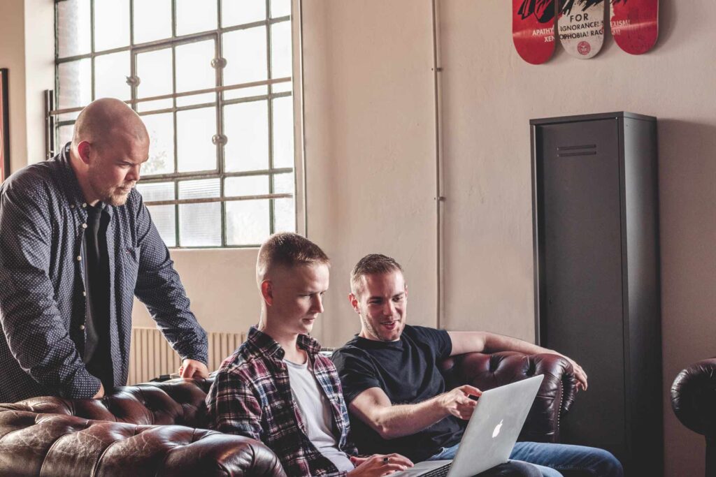 Het Onliners team bespreken een website